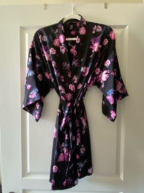 Victoria's Secret short satin robe, Black Floral. Size XS. Great condition.